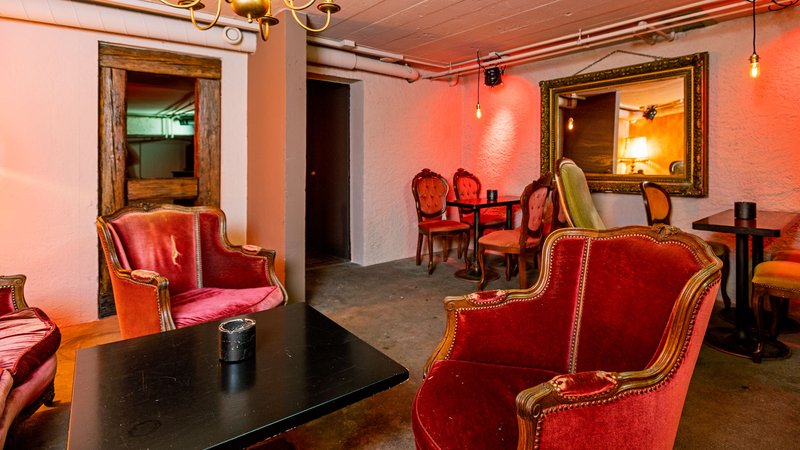 2B Events, Event buchen, Schlosskeller, Tischlampe, Wandekoration